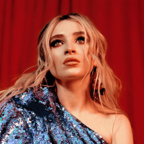 Dù đã phát hành 2 album nhưng sự nghiệp "cầm mic" của cô nàng chưa nổi bật. Dù đã phát hành 2 album nhưng sự nghiệp "cầm mic" của cô nàng chưa nổi bật.