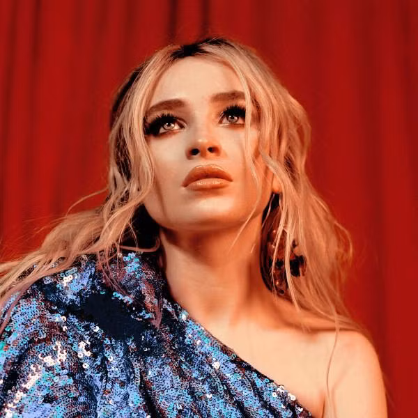 Dù đã phát hành 2 album nhưng sự nghiệp "cầm mic" của cô nàng chưa nổi bật.