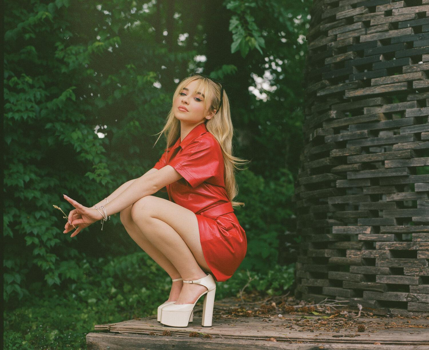 Sabrina gây thương nhớ với vẻ ngoài xinh đẹp. (Nguồn: Flaunt Magazine) Sabrina gây thương nhớ với vẻ ngoài xinh đẹp. (Nguồn: Flaunt Magazine)