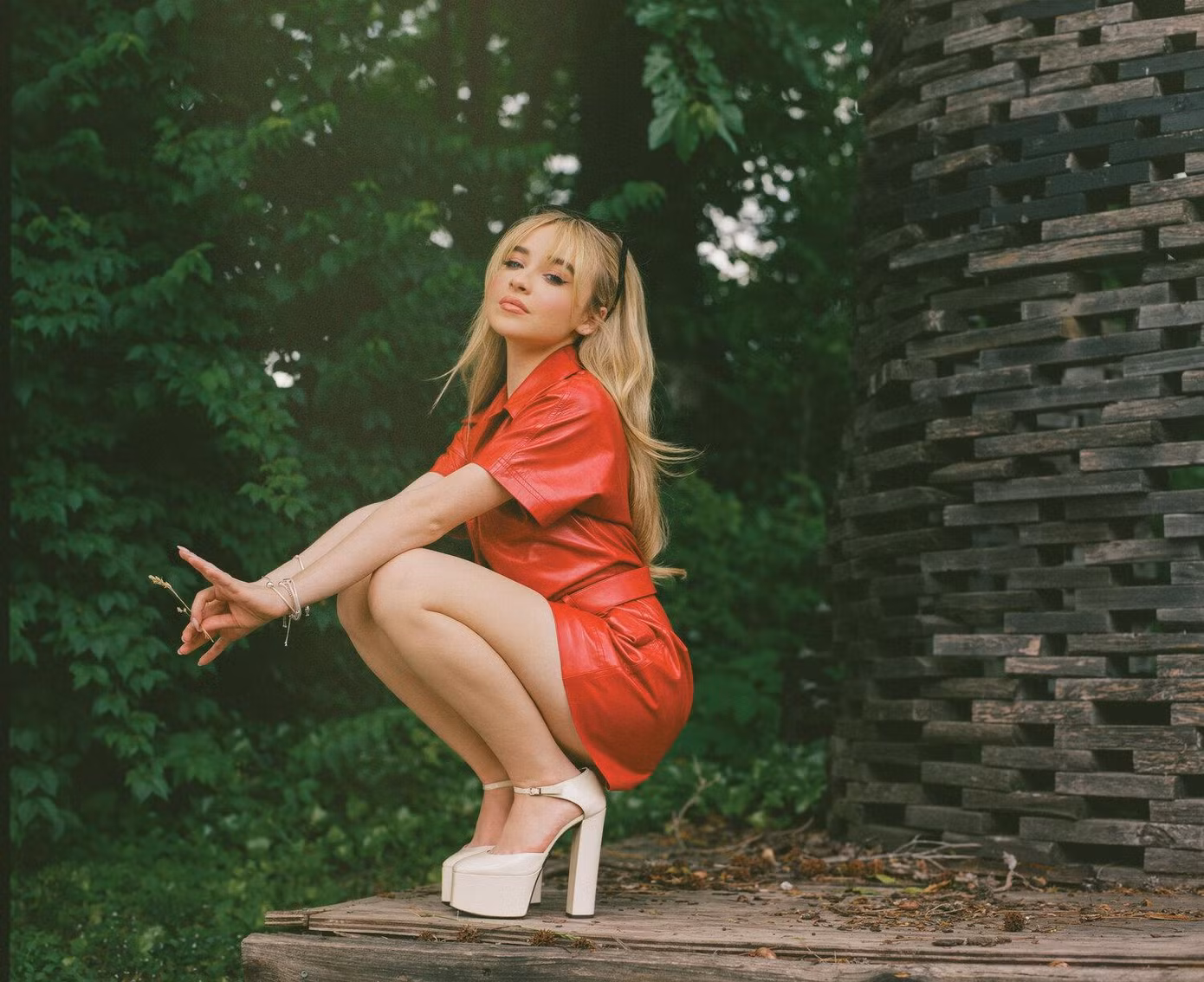 Sabrina gây thương nhớ với vẻ ngoài xinh đẹp. (Nguồn: Flaunt Magazine)