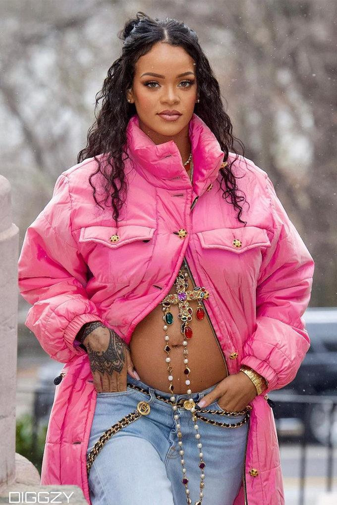 Chiếc áo khoác hồng oversize nổi bật được giọng ca Diamond phối cùng nhiều phụ kiện xung quanh làm nổi bật chiếc bụng ngày một lớn dần.