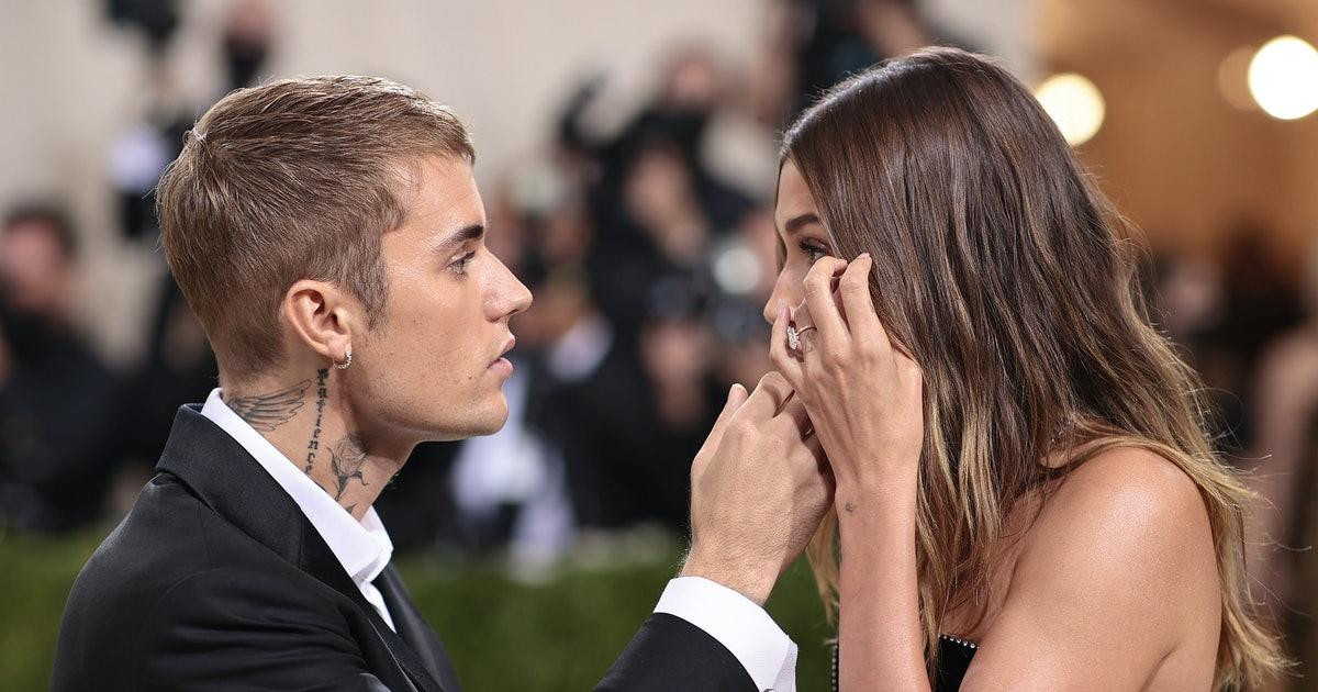 Theo nguồn tin hành lang, nàng mẫu đã suýt bật khóc trước trò đùa khiếm nhã kia và phải nhờ trợ lý lấy kính đeo vào sau đó. Theo nguồn tin hành lang, nàng mẫu đã suýt bật khóc trước trò đùa khiếm nhã kia và phải nhờ trợ lý lấy kính đeo vào sau đó.