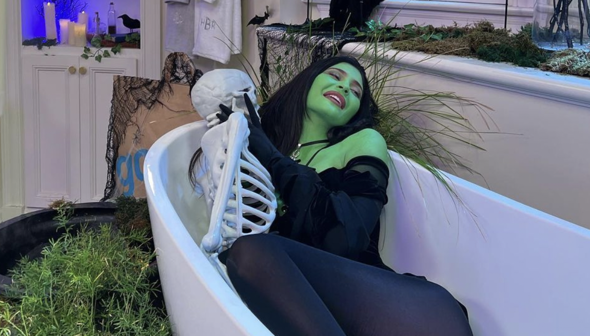 Kylie Jenner &quot;mở hàng&quot; mùa Halloween bằng màn hóa thân thành nhân vật phù thủy Wicked Witch (trong series phim Phù thủy xứ Oz). Được biết, màn hóa trang này được Kylie mang đến chuỗi Vlog trò chuyện của Hailey Bieber - Who&apos;s in My Bathroom.