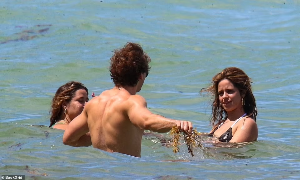 Austin từng được dân mạng đồn đoán đã cùng hội bạn của Camila Cabello đi nghỉ dưỡng ở Coral Gables. Austin từng được dân mạng đồn đoán đã cùng hội bạn của Camila Cabello đi nghỉ dưỡng ở Coral Gables.