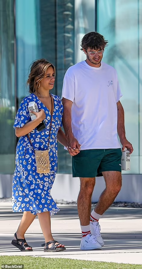 Đôi trẻ xuất hiện tay trong tay trước công chúng. Đôi trẻ xuất hiện tay trong tay trước công chúng.