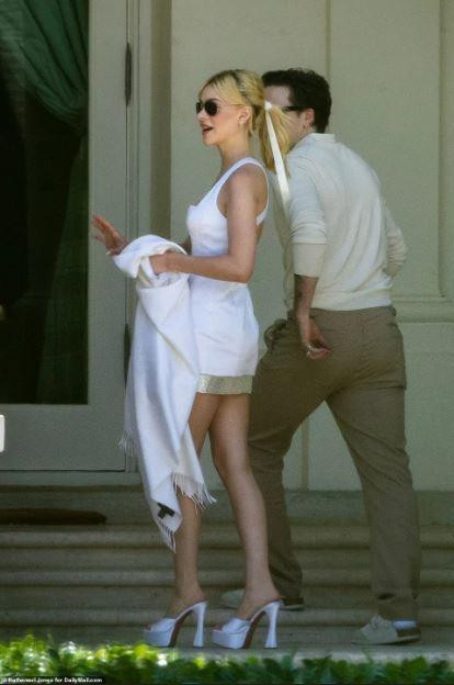 hay sau khi về chung nhà Brooklyn cũng không rời vợ nửa bước. hay sau khi về chung nhà Brooklyn cũng không rời vợ nửa bước.