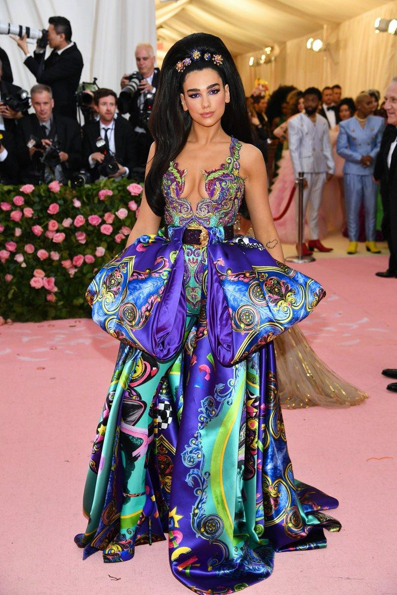 Tính đến thời điểm hiện tại, năm 2019 là lần đầu tiên và duy nhất Dua Lipa tham dự Met Gala. Tính đến thời điểm hiện tại, năm 2019 là lần đầu tiên và duy nhất Dua Lipa tham dự Met Gala.