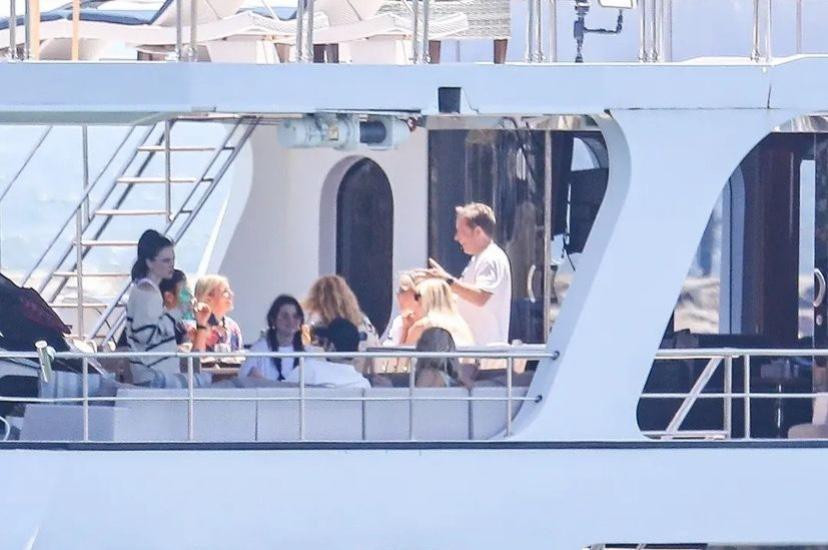 Nữ ca sĩ đã có khoảng thời gian vui vẻ cùng hội bạn thân trong chuyến nghỉ mát. Nữ ca sĩ đã có khoảng thời gian vui vẻ cùng hội bạn thân trong chuyến nghỉ mát.