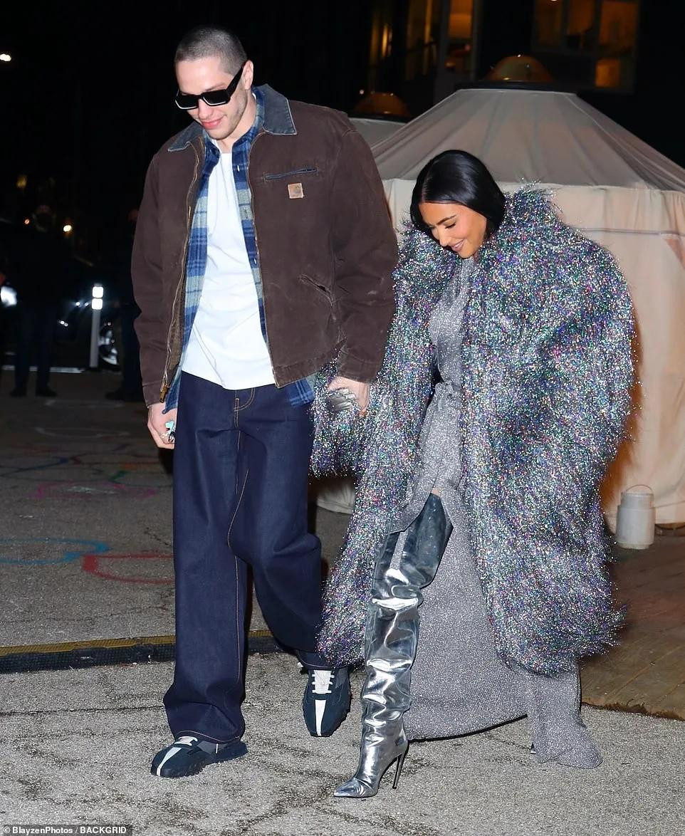 Vào ngày Valentine vừa qua, cặp đôi đã bị paparazzi "tóm sống" trong lúc ăn tối tại New York. (Nguồn: BACKGRID)