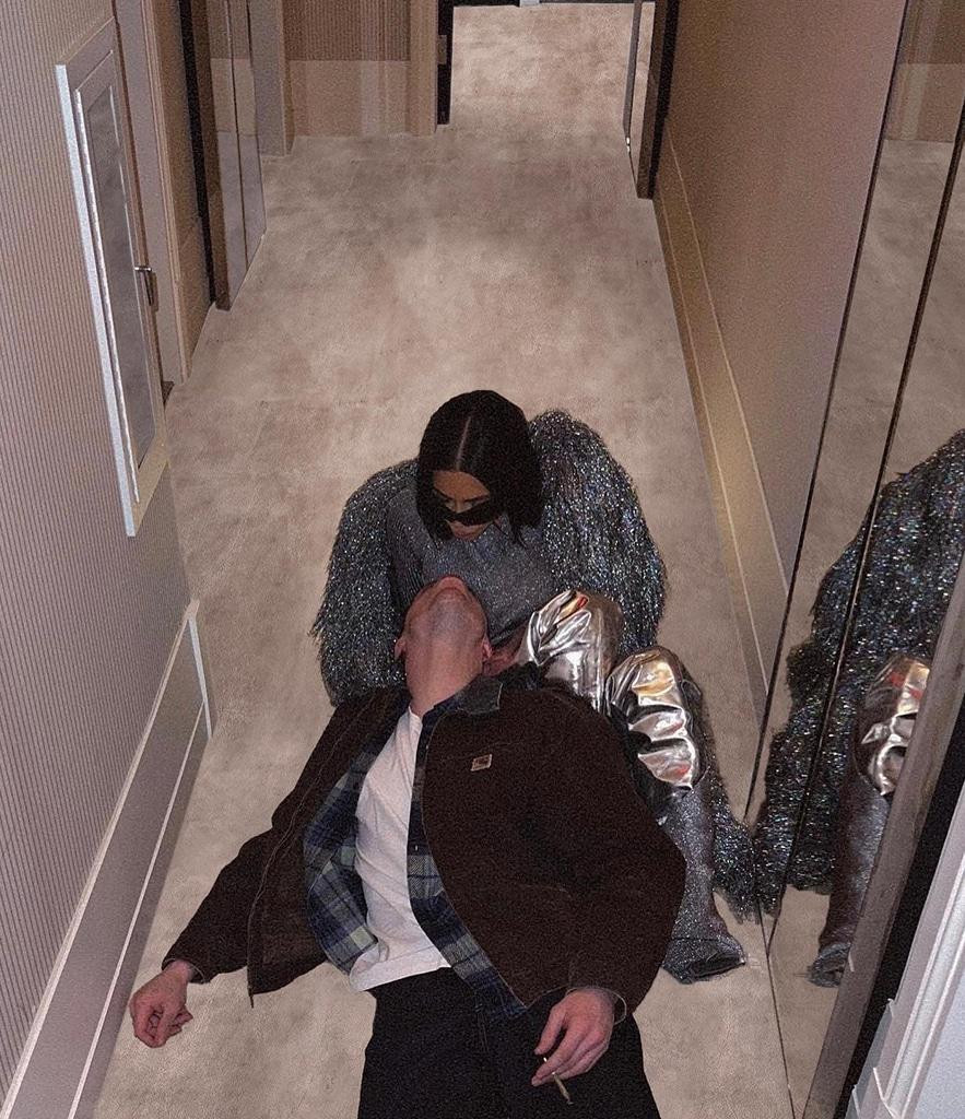 Đây là lần đầu vợ cũ của Kanye West đăng ảnh với bạn trai mới kể từ khi tin đồn hẹn hò của cặp đôi nổ ra từ cuối tháng 10 năm ngoái.