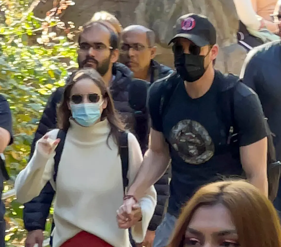 Cặp đôi tình tứ nắm tay nhau cùng đi dạo. (Ảnh: Jesal/ SplashNews)