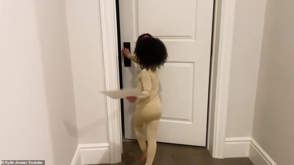 Cô bé Stormi còn háo hức vào đặt tranh vẽ ở phòng em trai.