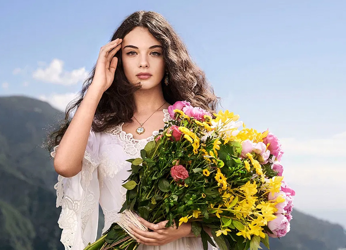 Gương mặt "hái ra tiền" giúp Deva Cassek mang về không ít hợp đồng béo bở. Gương mặt "hái ra tiền" giúp Deva Cassek mang về không ít hợp đồng béo bở.