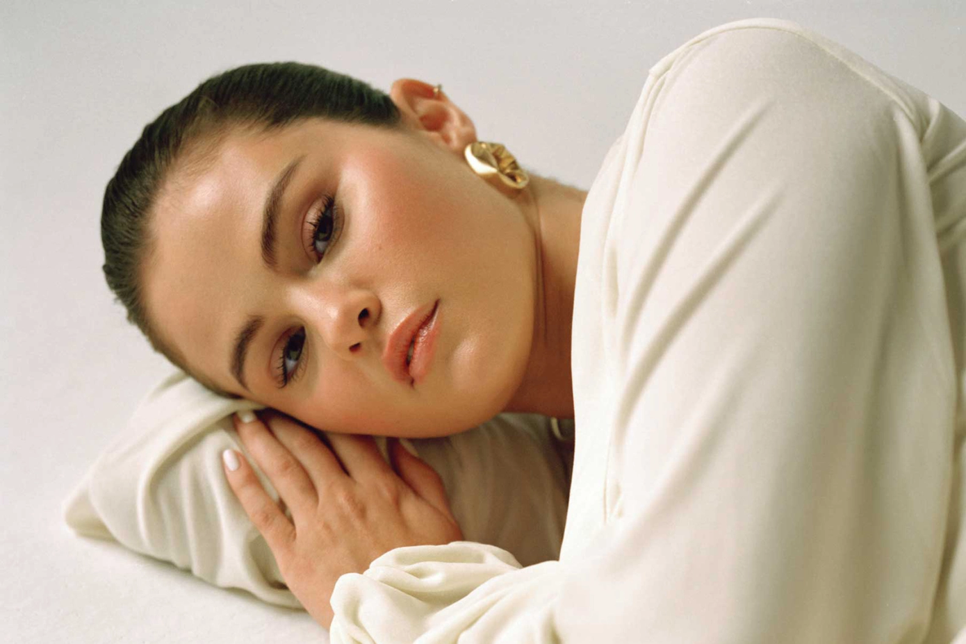 Nhìn lại khoảng thời gian trong quá khứ, Selena chia sẻ: "Nếu thời gian có thể trở lại, tôi chỉ muốn ôm lấy cô gái Selena khi đó thật chặt." (Ảnh: Rolling Stone) Nhìn lại khoảng thời gian trong quá khứ, Selena chia sẻ: "Nếu thời gian có thể trở lại, tôi chỉ muốn ôm lấy cô gái Selena khi đó thật chặt." (Ảnh: Rolling Stone)