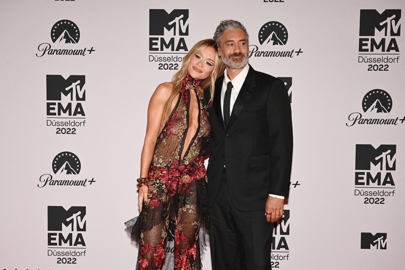 Nữ ca sĩ Rita Ora và bạn trai - đạo diễn Thor 4 Taika Waititi. Nữ ca sĩ Rita Ora và bạn trai - đạo diễn Thor 4 Taika Waititi.