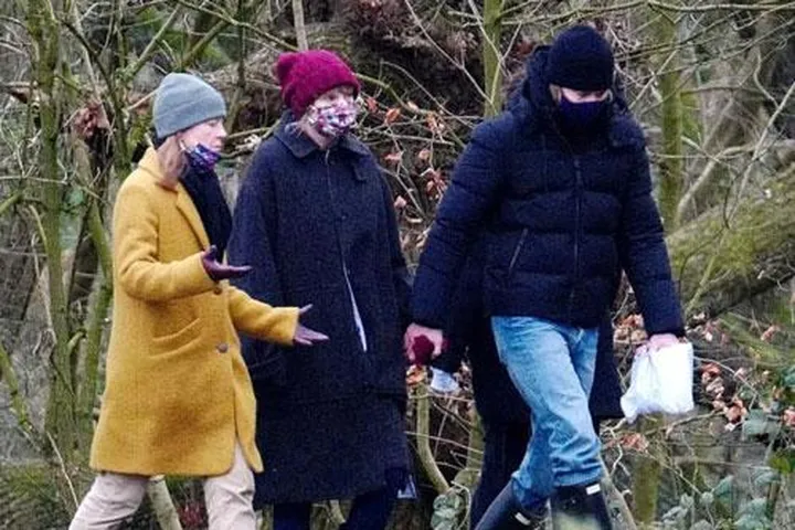 Taylor Swift cùng bạn trai và mẹ chồng tương lai đi dạo. Nguồn: BACKGRID Taylor Swift cùng bạn trai và mẹ chồng tương lai đi dạo. Nguồn: BACKGRID