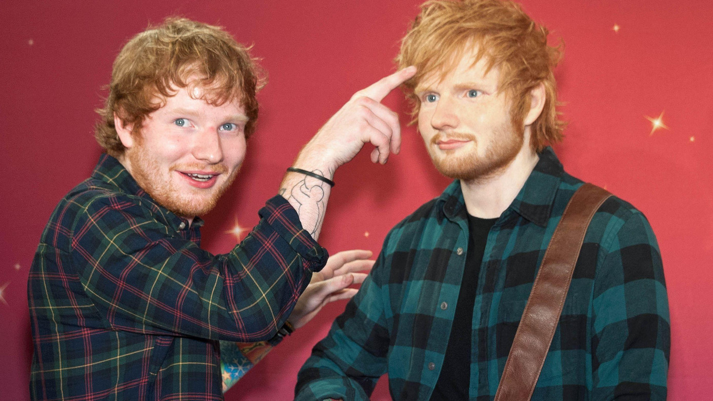 Một trong những ngôi sao may mắn với bức tượng được chăm chút kỹ lưỡng khác là Ed Sheeran. Giọng ca Perfect từng chia sẻ ảnh tự sướng của mình lên Instagram với dòng chia sẻ hài hước: "Hãy đến Madame Tussauds để gặp tượng sáp của tôi, anh ấy không biết nói đâu nhưng ngoài chỗ phồng ở trán thì mọi thứ đều tuyệt cả".