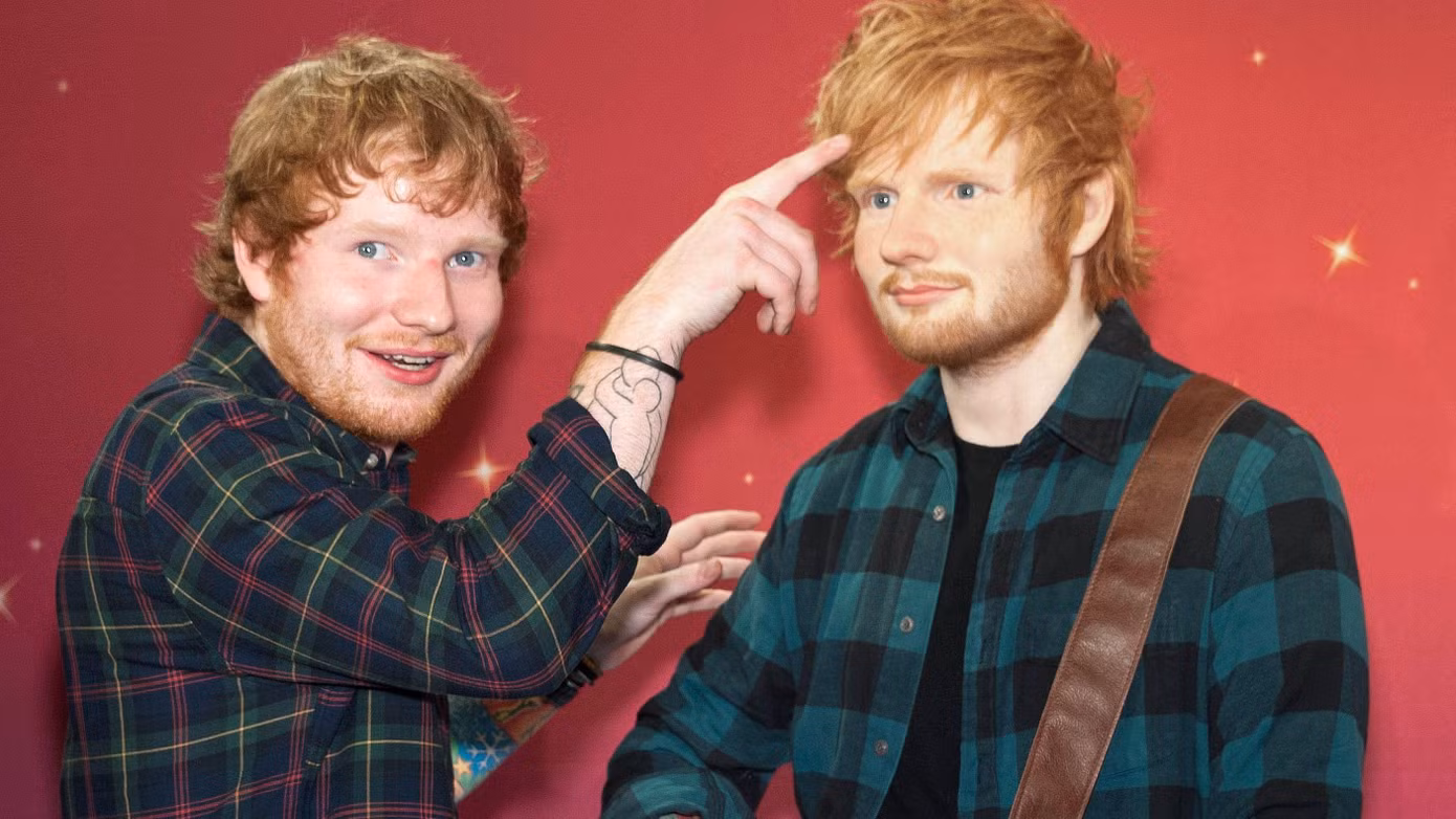 Một trong những ngôi sao may mắn với bức tượng được chăm chút kỹ lưỡng khác là Ed Sheeran. Giọng ca Perfect từng chia sẻ ảnh tự sướng của mình lên Instagram với dòng chia sẻ hài hước: "Hãy đến Madame Tussauds để gặp tượng sáp của tôi, anh ấy không biết nói đâu nhưng ngoài chỗ phồng ở trán thì mọi thứ đều tuyệt cả".