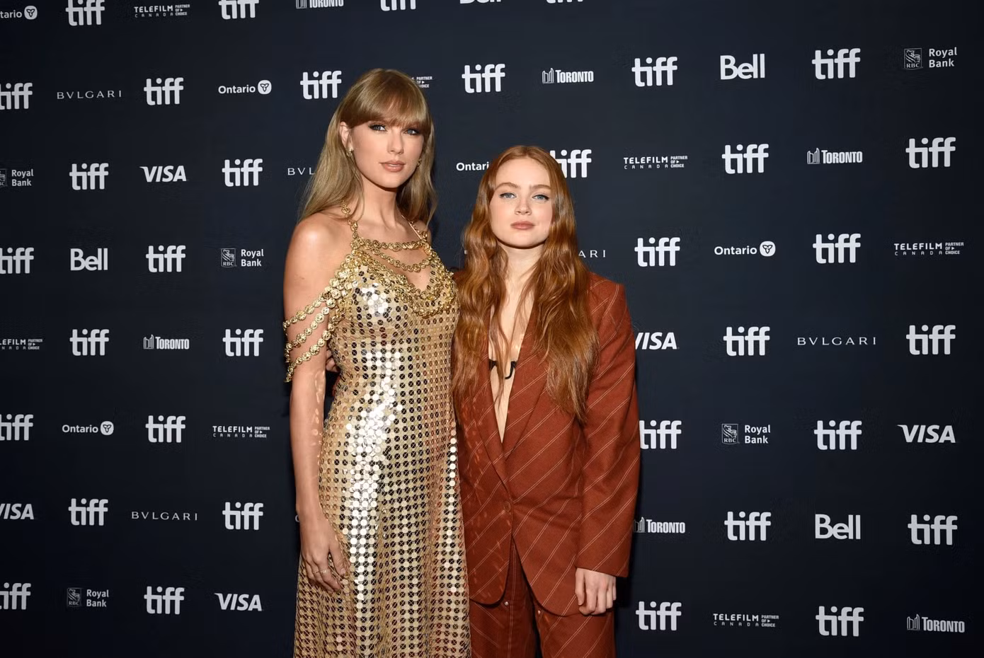 Chủ nhân bản hit Cardigan hội ngộ cùng sao nữ Stranger Things - Sadie Sink tại lễ trao giải.
