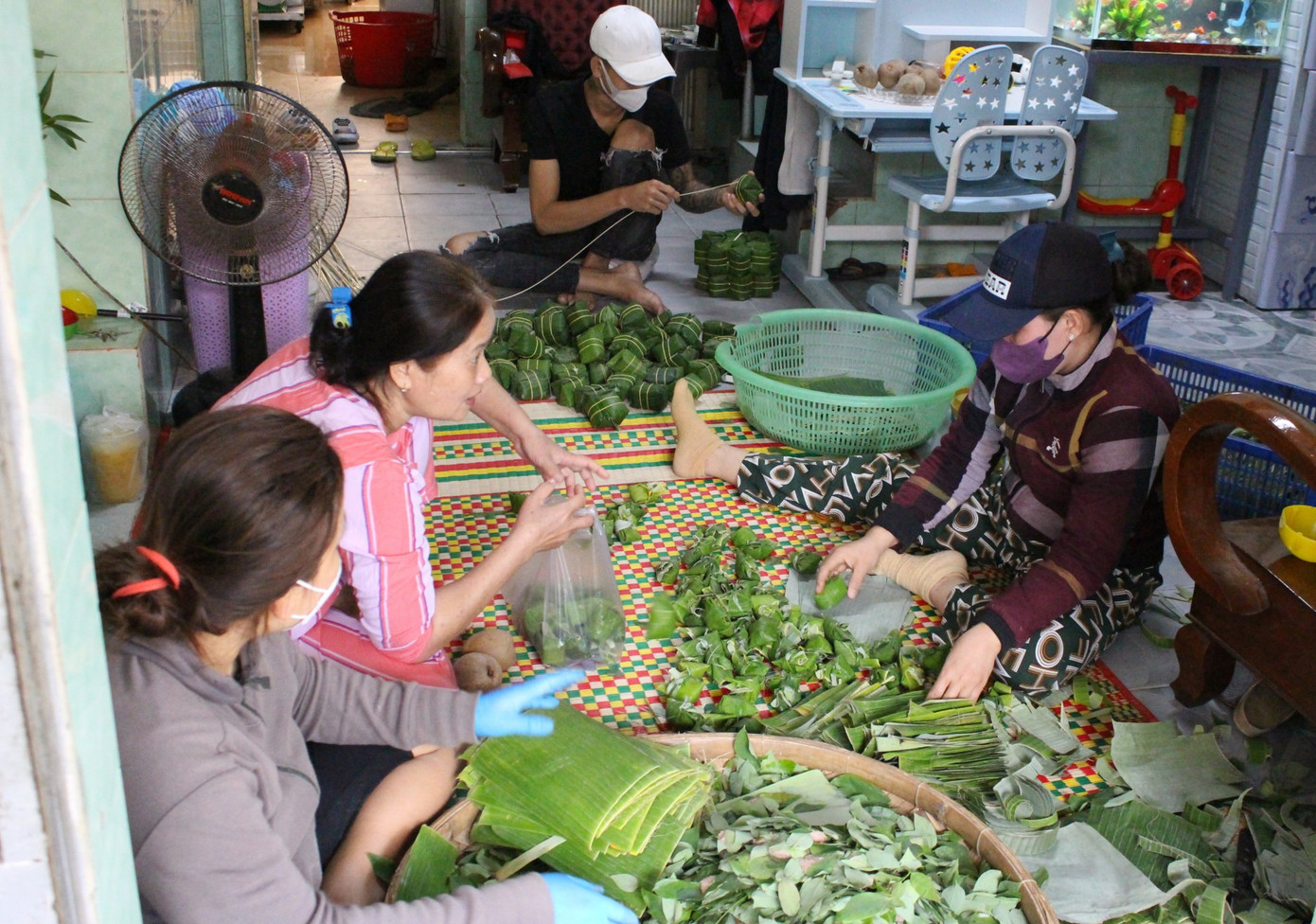 Tại hộ làm nem Bé Tư Ngự truyền từ 3 đời của ông Nguyễn Phước Dũng (ở phường Ninh Hiệp, thị xã Ninh Hoà), nem sau khi gói thành hình chóp thì cột hai chiếc thành một rồi dùng dây xâu thành từng khoanh tròn đẹp mắt.