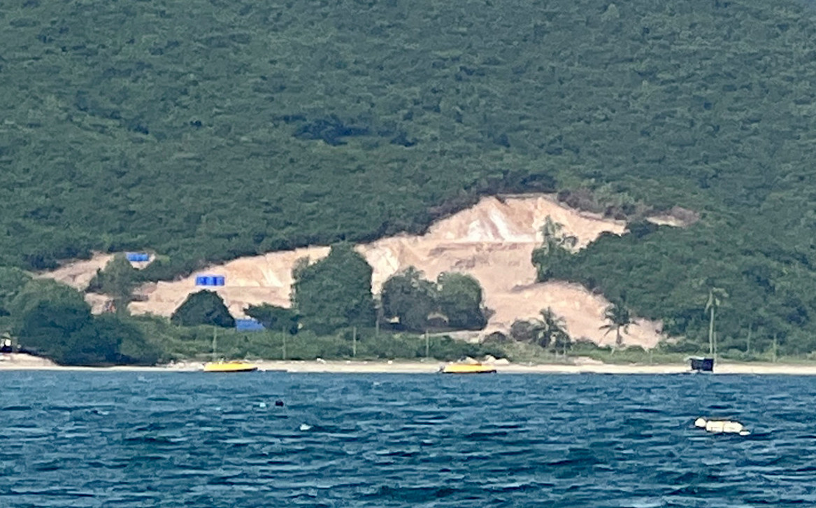 Khu vực đất đồi đảo Điệp Sơn bị đào bới thời điểm tháng 10/2022.