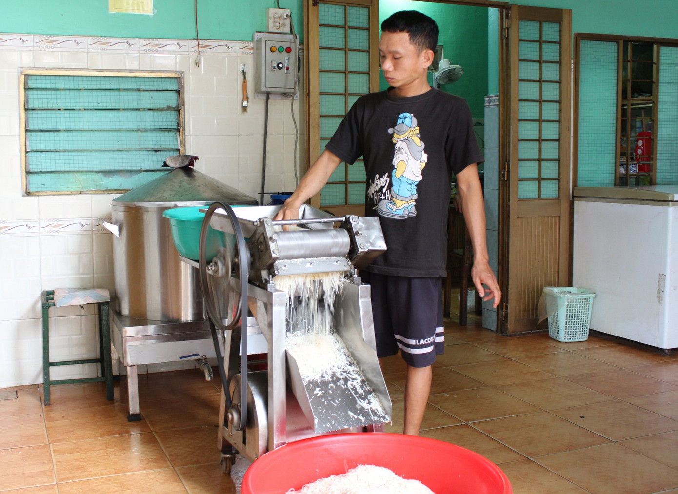 Sau khi xử lý nguyên liệu thịt được mang đi xay nhuyễn, bì luộc cắt thành sợi nhỏ rồi trộn với nhau. Bà Nguyễn Thị Minh Trang (ở phường Ninh Hiệp, chủ thương hiệu nem Mỹ Cảnh trong cuốn sách Non nước Khánh Hòa) cho biết, khi làm nem việc sử dụng tay không sẽ giúp thịt trở nên thơm ngon nên khi bắt đầu chế biến mọi người đều phải rửa tay sạch sẽ.