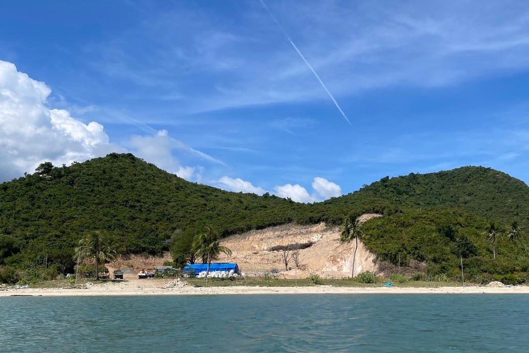 Ông Cao Việt Hùng tiếp tục cho người, máy móc đào bới đất đồi đảo Điệp Sơn