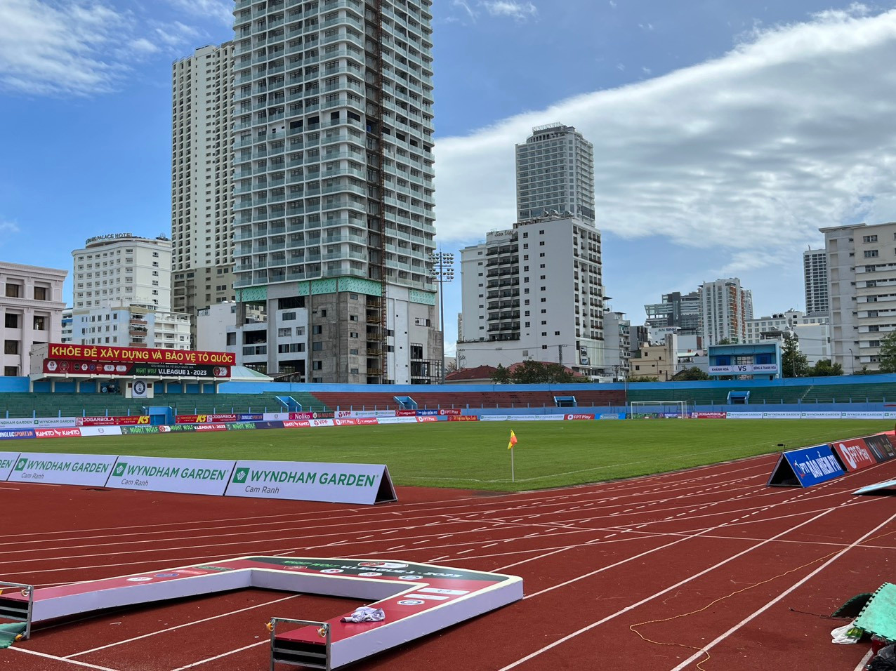 Dàn đèn sân 19/8 Nha Trang vẫn chưa được thay mới. Ảnh L.H.