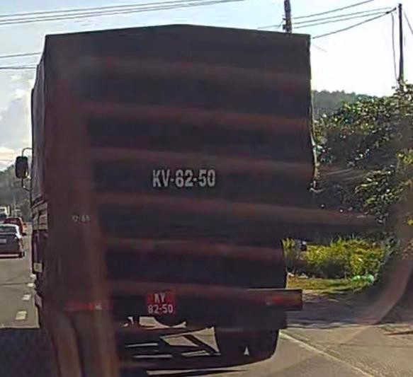 Chiếc xe biển đỏ của Quân khu 5 gây tai nạn. Ảnh chụp lại clip. Chiếc xe biển đỏ của Quân khu 5 gây tai nạn. Ảnh chụp lại clip.