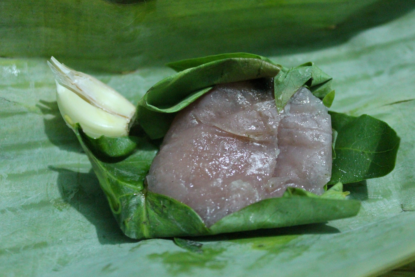 Sau 3 ngày, nem chín vừa tới sẽ có một màu hồng phớt xen lẫn màu trong của bì cùng mùi thơm đặc trưng của lá chùm ruột.