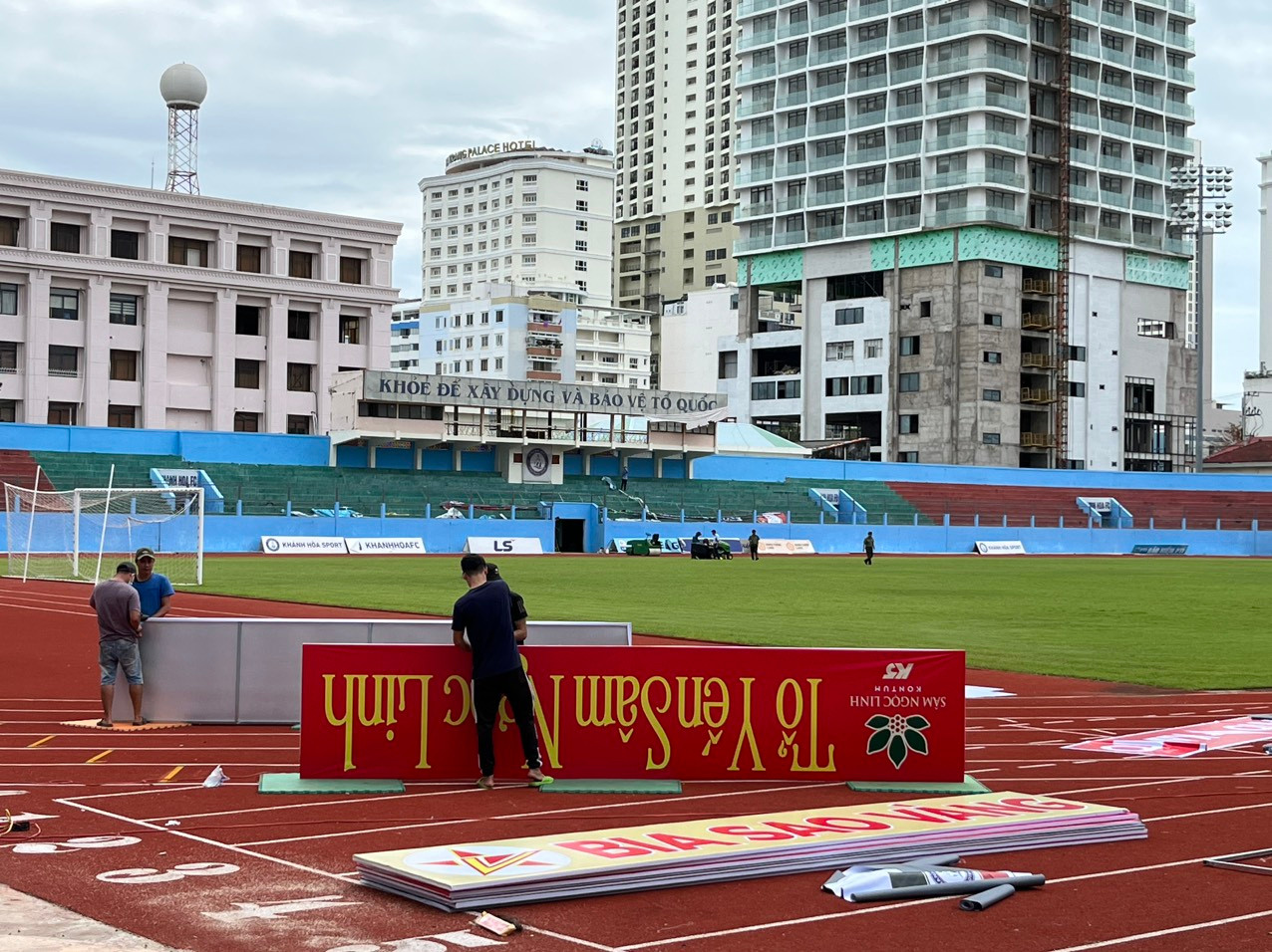 Công nhân lắp đặt lại biển quảng cáo trên sân 19/8. Ảnh L.H Công nhân lắp đặt lại biển quảng cáo trên sân 19/8. Ảnh L.H