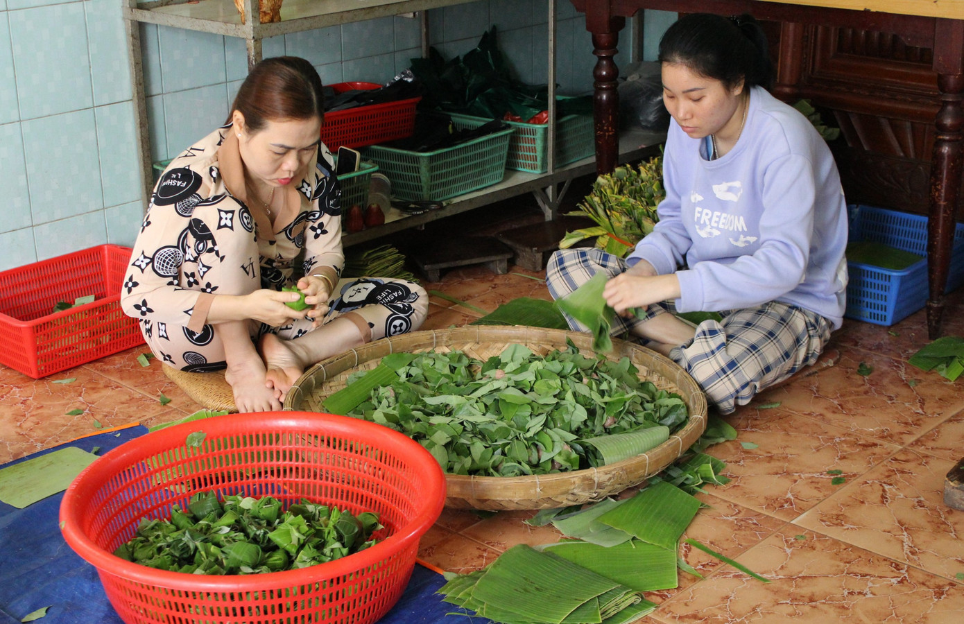 Thịt nem chế biến xong được nắn nhỏ, xếp đều trên các lớp lá chùm ruột rồi dùng một lớp lá chuối bao bọc bên ngoài. Bà Nguyễn Thị Minh Trang chia sẻ, nghề nem của gia đình đã được truyền thừa gần 100 năm, nhưng bà luôn phải chú ý trong tất cả các khâu để nem khi làm ra giữ được hương vị truyền thống của gia đình.