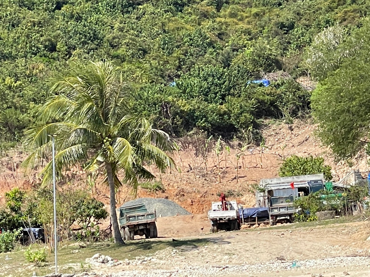 Máy móc, xe cộ tập trung tại khu vực đất đồi đảo Điệp Sơn bị đào bới