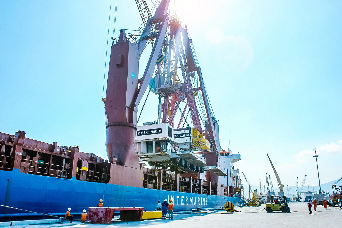 Công nhân bốc dỡ hàng hoá tại Cảng Cam Ranh. Công nhân bốc dỡ hàng hoá tại Cảng Cam Ranh.