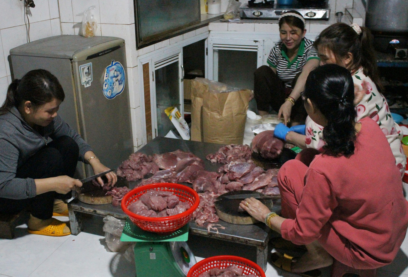 Ghé thăm quán nem Bà Năm có truyền thống hơn 100 năm, bà Lưu Thị Mỹ Hòa (người con gái kế thừa thương hiệu nem nổi tiếng tại thị xã Ninh Hòa) cho biết: “Không phải đơn giản mà nem Ninh Hòa được yêu thích. Để tạo nên món nem ngon, những nguyên liệu được lựa chọn luôn phải tươi mới nhất, kết hợp với bí quyết gia truyền thì mới có được một chiếc nem chuẩn vị. Đặc biệt, trong quá trình chế biến cần tỉ mỉ, cẩn thận trong từng khâu thì nem mới lên men thành công và đạt được độ chua phù hợp”.