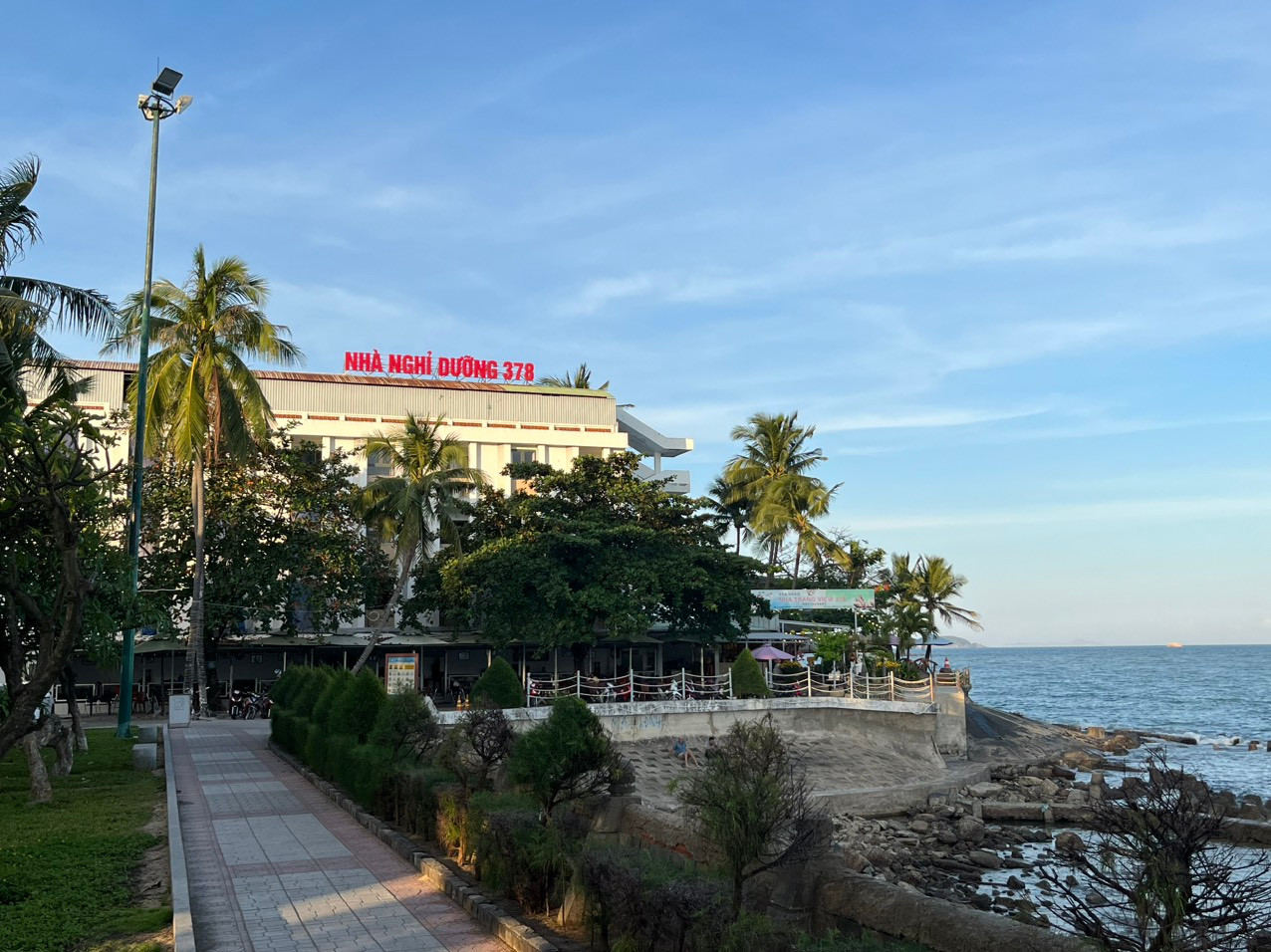 Nhà nghỉ dưỡng 378 án ngữ khoảng 100m đường xuống biển Nha Trang. Ảnh L.H.