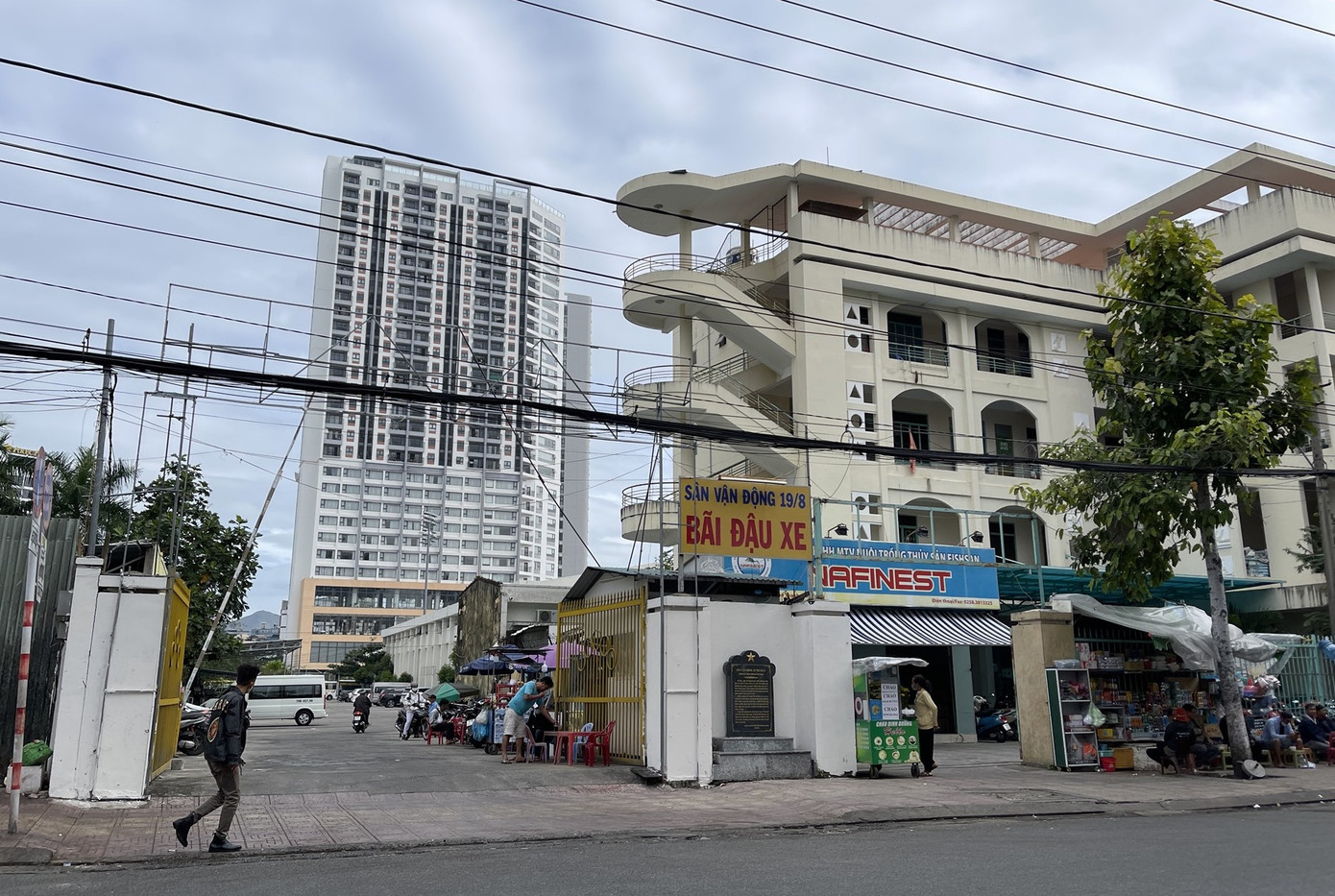 Khu vực bên ngoài khán đài D sân 19/8 bị chắn bởi các hoạt động kinh doanh, giữ xe. Ảnh H.L Khu vực bên ngoài khán đài D sân 19/8 bị chắn bởi các hoạt động kinh doanh, giữ xe. Ảnh H.L