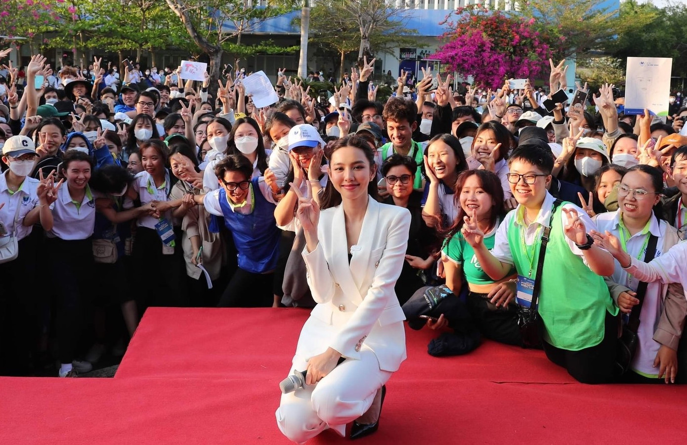 Hoa hậu Thùy Tiên chụp hình giao lưu cùng sinh viên.