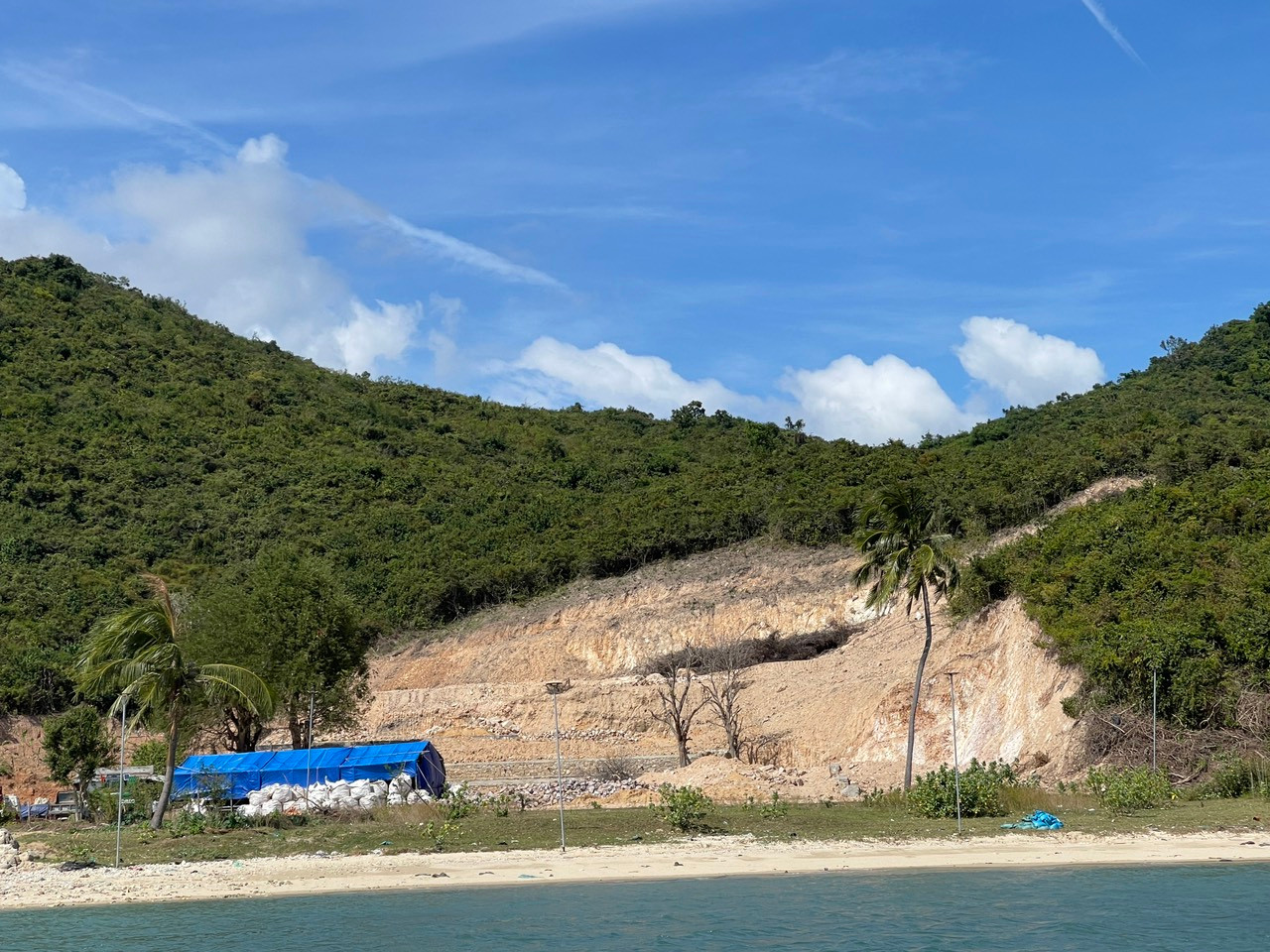 Khu vực đất đồi đảo Điệp Sơn tiếp tục bị đào bới tan hoang