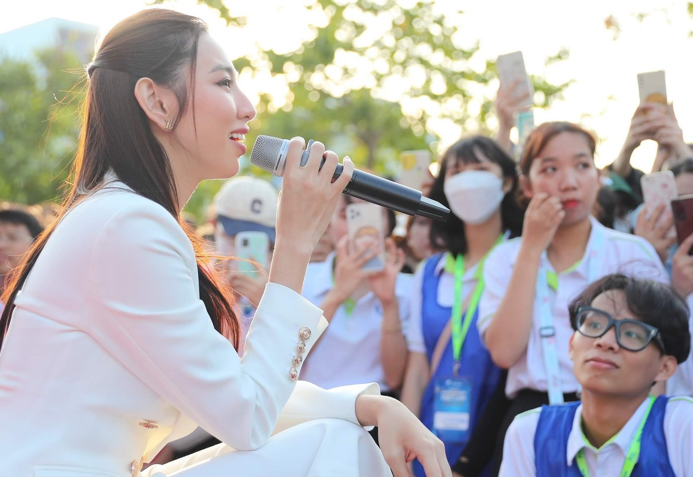 Nhiều bạn trẻ Khánh Hoà thích thú trước những chia sẻ của Hoa hậu Thuỳ Tiên.