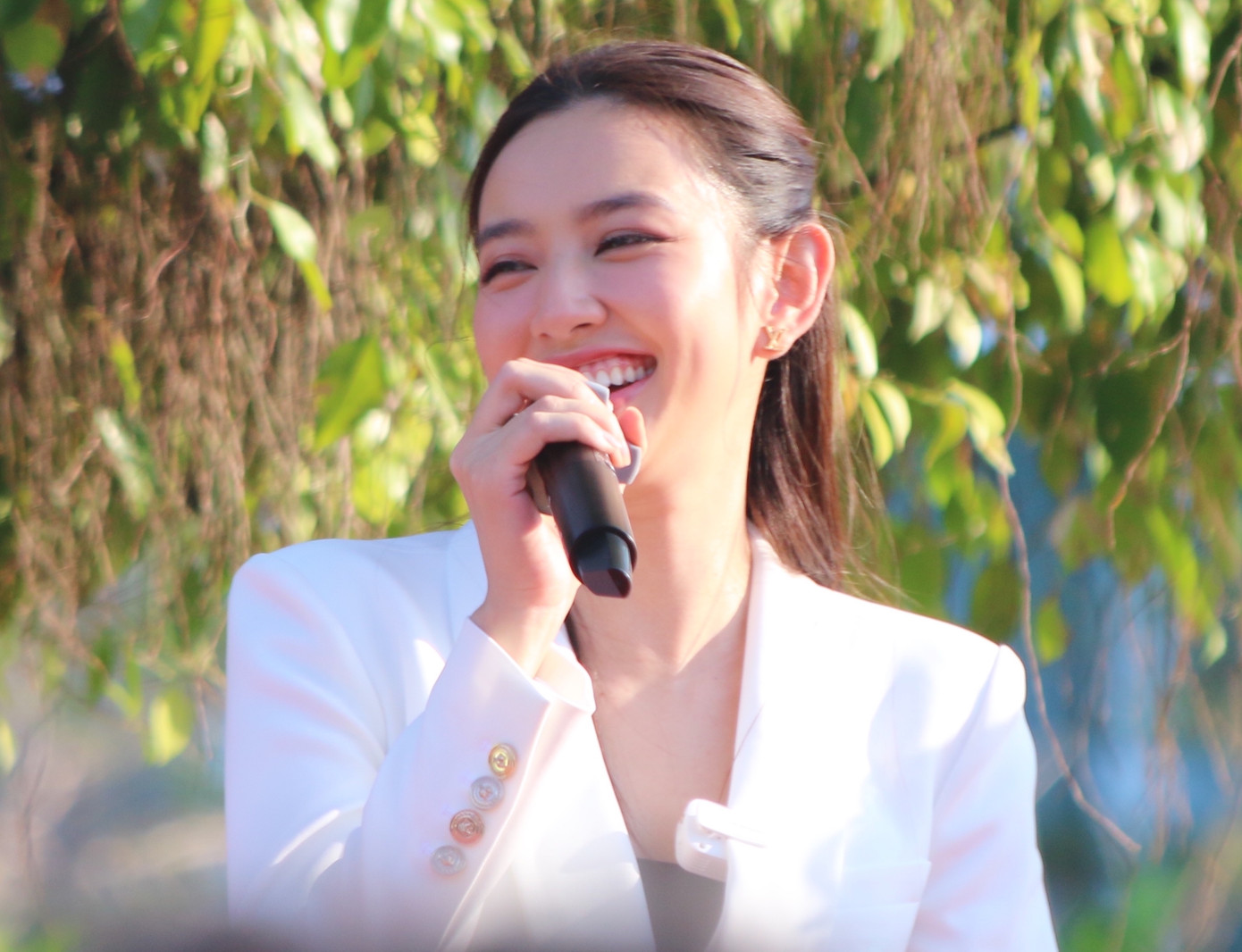 Hoa hậu Thùy Tiên vui vẻ chia sẻ kinh nghiệm cuộc sống đối với các bạn học sinh, sinh viên.