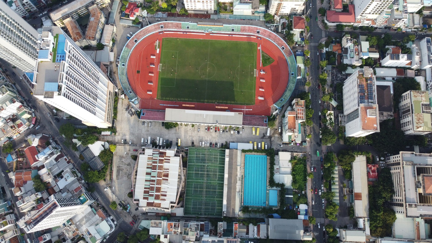 Xung quanh sân vận động 19/8 đang cho nhiều cá nhân, doanh nghiệp thuê sử dụng. Ảnh X.H Xung quanh sân vận động 19/8 đang cho nhiều cá nhân, doanh nghiệp thuê sử dụng. Ảnh X.H