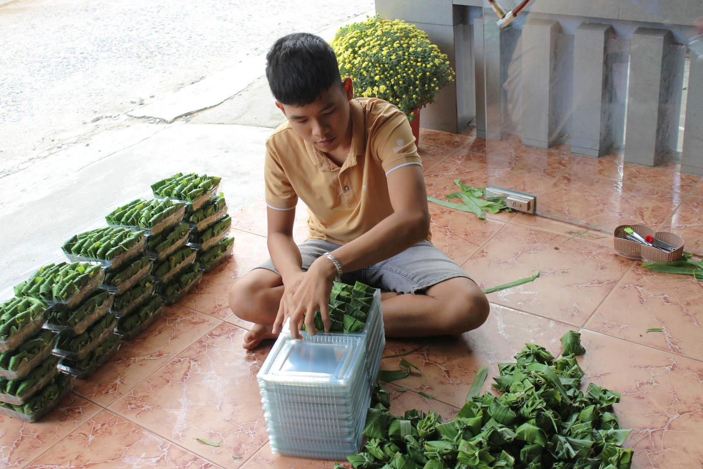 Sau đó nem được đem đóng hộp với một phiếu hướng dẫn và đánh dấu ngày sử dụng.