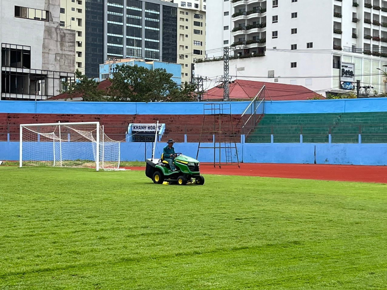 Nhân viên cắt lại cỏ sân 19/8 Nha Trang để phục vụ các trận đấu của V-League 1. Ảnh L.H.