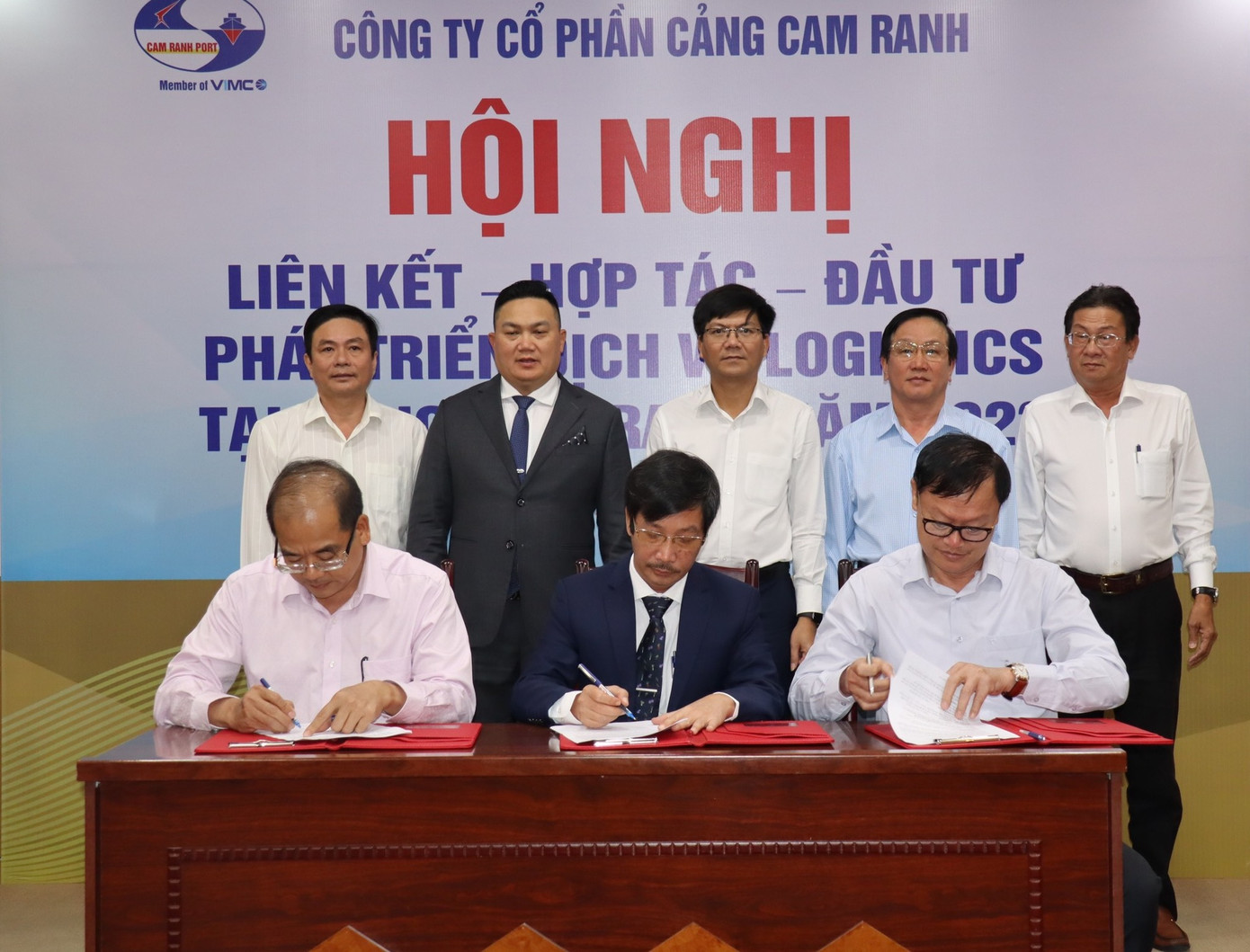 Lãnh đạo Công ty CP Cảng Cam Ranh (giữa) ký kết hợp tác với các doanh nghiệp. Lãnh đạo Công ty CP Cảng Cam Ranh (giữa) ký kết hợp tác với các doanh nghiệp.