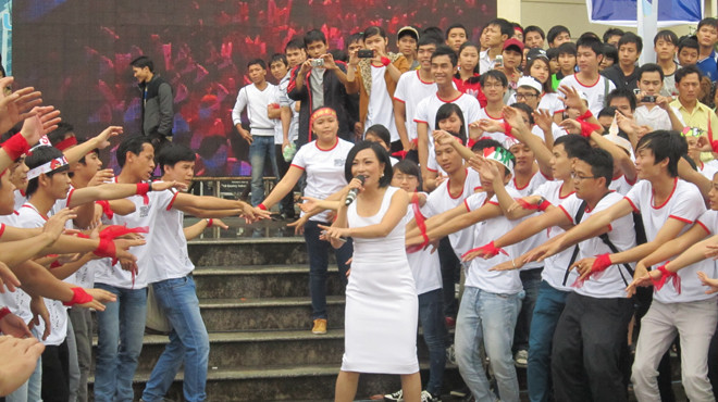 Ca sĩ Phương Thanh khuấy động chương trình bằng tiết mục văn nghệ sôi động. ảnh: Phan Chung