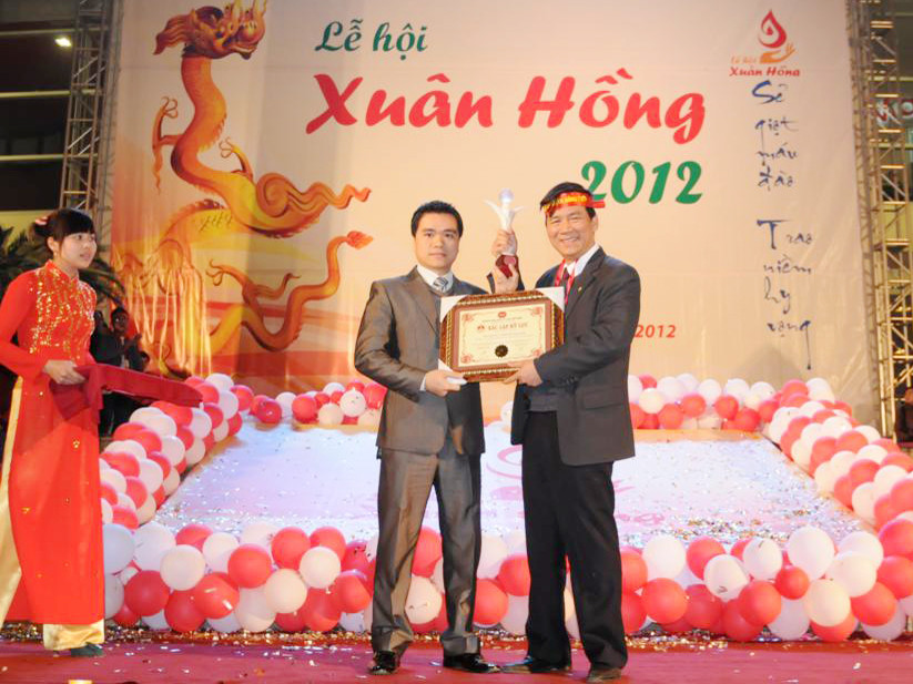 Trao bằng chứng nhận kỷ lục Việt Nam về số lượng người tham gia hiến máu và số máu thu được nhiều nhất trong một ngày cho ban tổ chức 