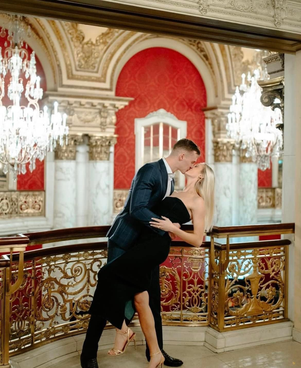 Hoa hậu Mỹ 2024 Madison Marsh bật khóc xúc động khi được bạn trai cầu hôn. Hoa hậu Mỹ 2024 Madison Marsh bật khóc xúc động khi được bạn trai cầu hôn.