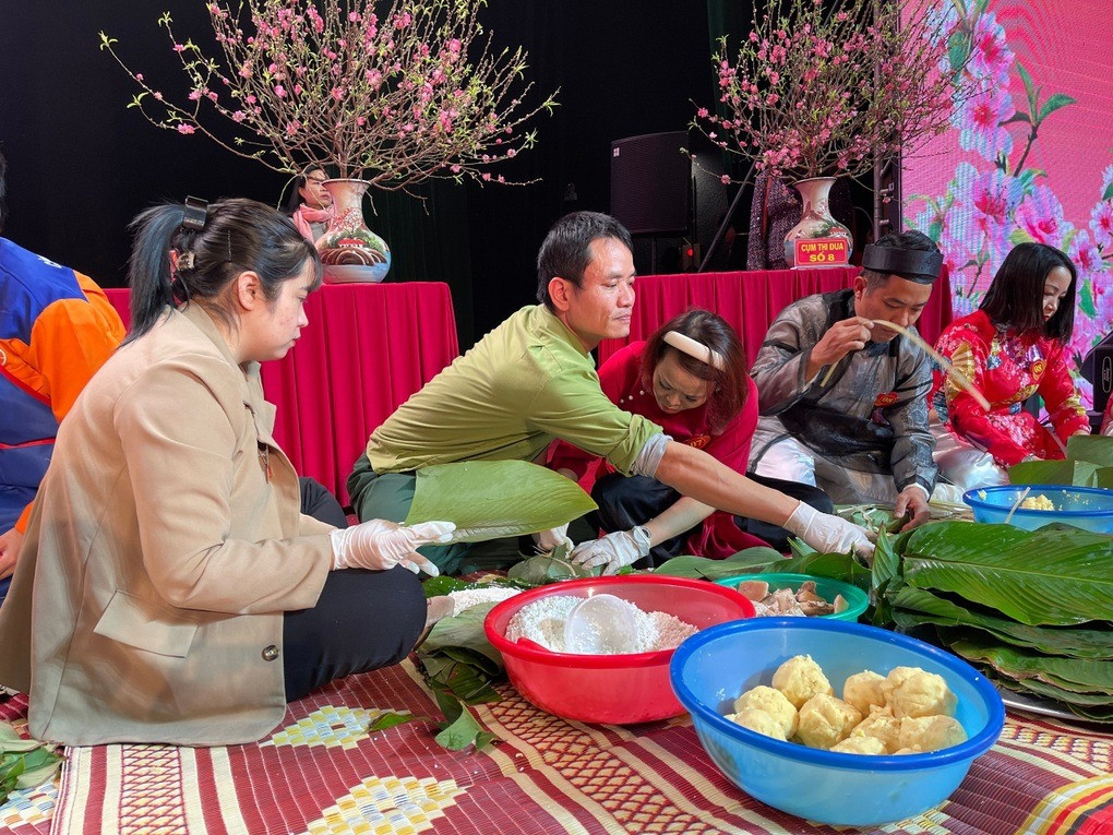 Đoàn viên, người lao động gói bánh chưng trong chương trình "Tết sum vầy - Xuân chia sẻ" (Ảnh minh họa: Hải Nguyễn).