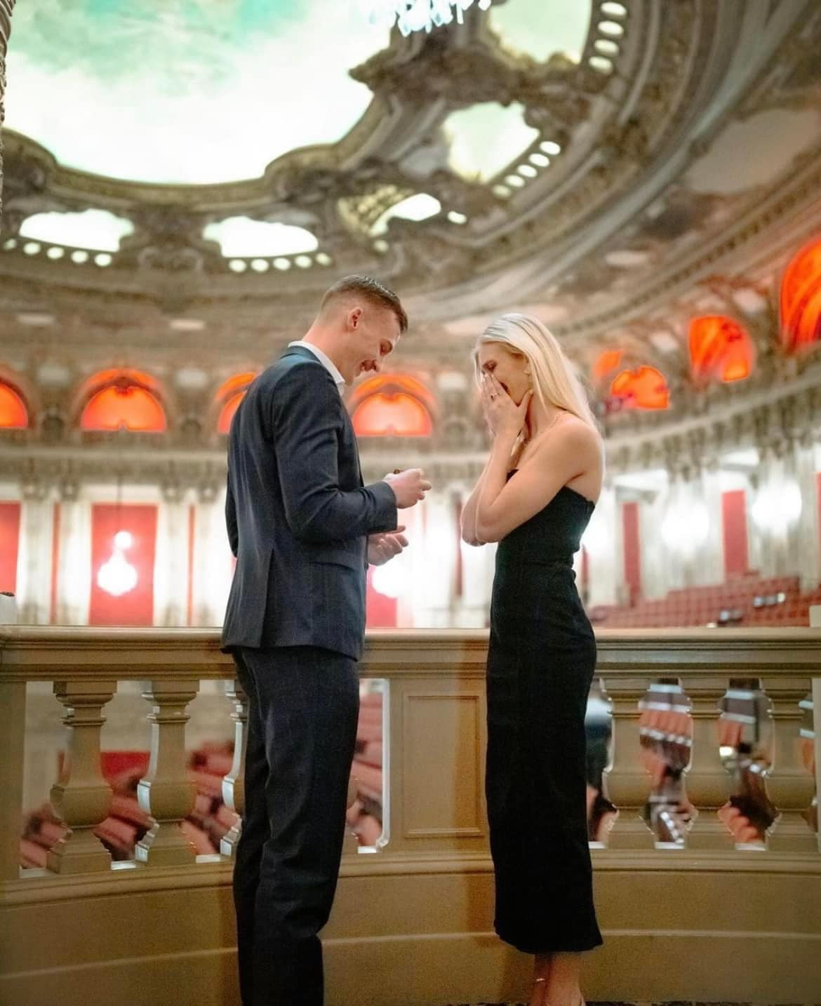 Hoa hậu Mỹ 2024 Madison Marsh bật khóc xúc động khi được bạn trai cầu hôn. Hoa hậu Mỹ 2024 Madison Marsh bật khóc xúc động khi được bạn trai cầu hôn.